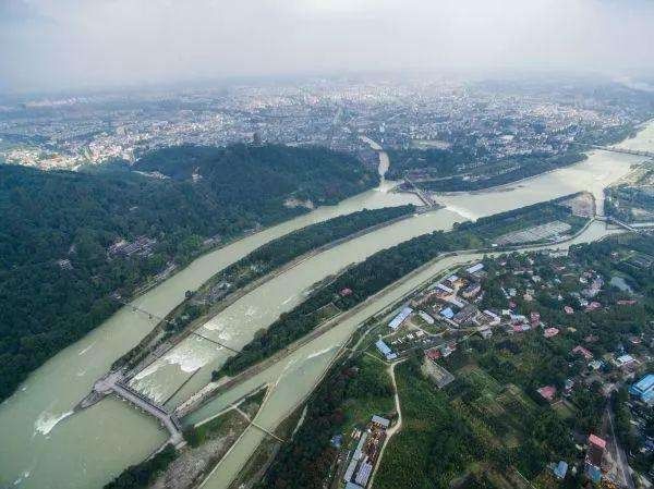 李冰修建都江堰故事_都江堰水利工程修建的年代是哪里什么时候_李冰父子修建都江堰的故事