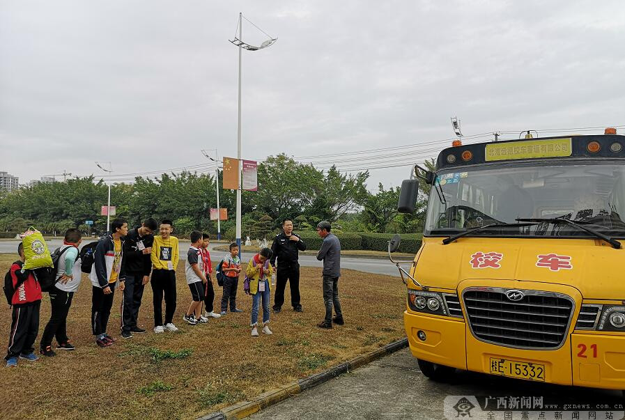 校车多少钱_甘肃正宁校车事故舆论追问中国校车安全如何保障_无校车资格证驾驶校车