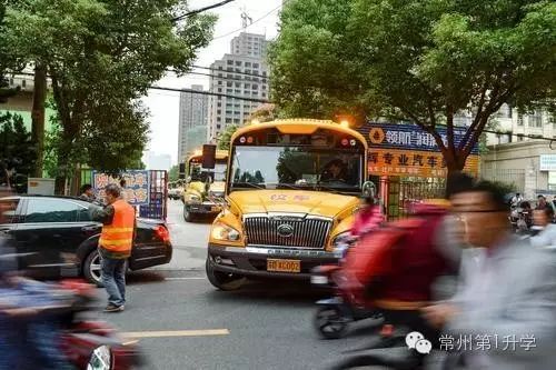 校车多少钱_抓获黑校车 关注校车安全问题_美国校车撞pk中国校车