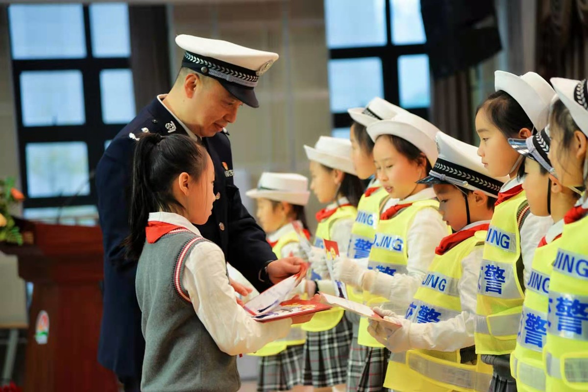 交警指挥手势操_交警指挥手势_盐道街小学