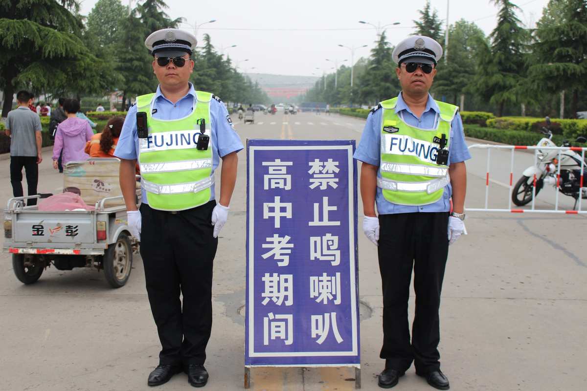 交警指挥手势操_交警指挥手势_盐道街小学