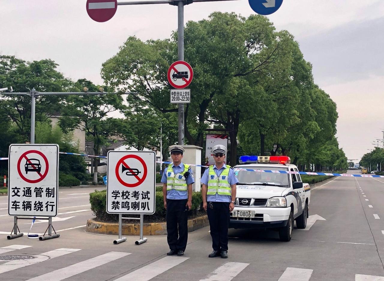 交警指挥手势操_盐道街小学_交警指挥手势