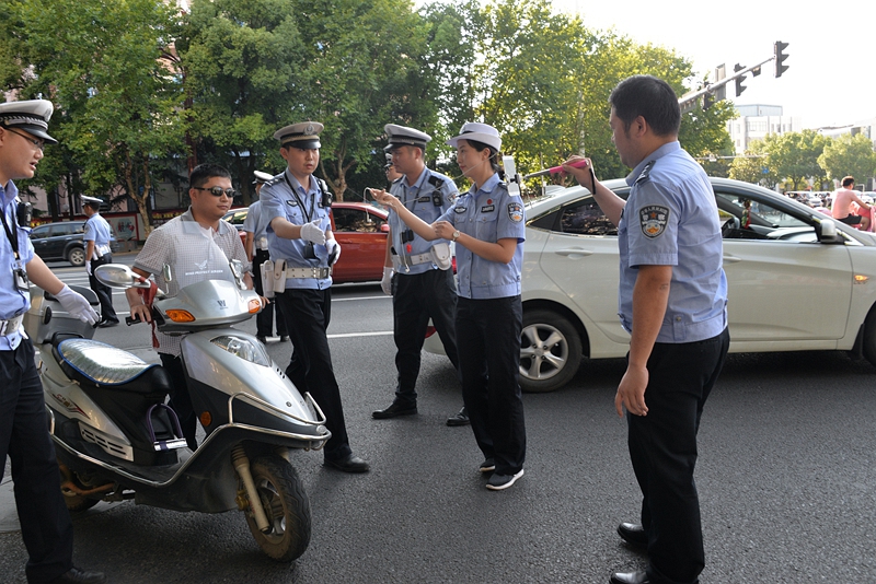 交警指挥手势操_盐道街小学_交警指挥手势